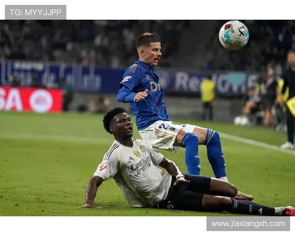 奥维耶多与西班牙人比赛前15秒球员静站 官方中断直播引发热议